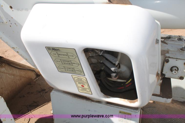 image for item L4266 2001 International 4700 bucket truck