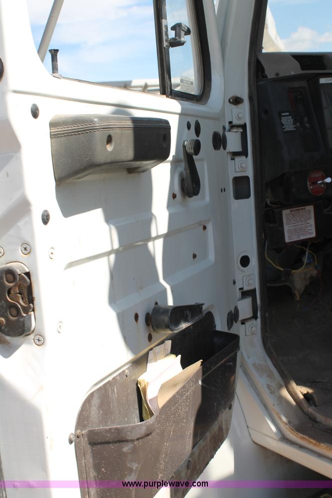 image for item L4266 2001 International 4700 bucket truck