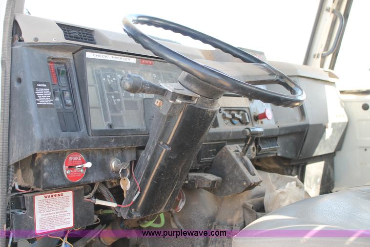 image for item L4266 2001 International 4700 bucket truck