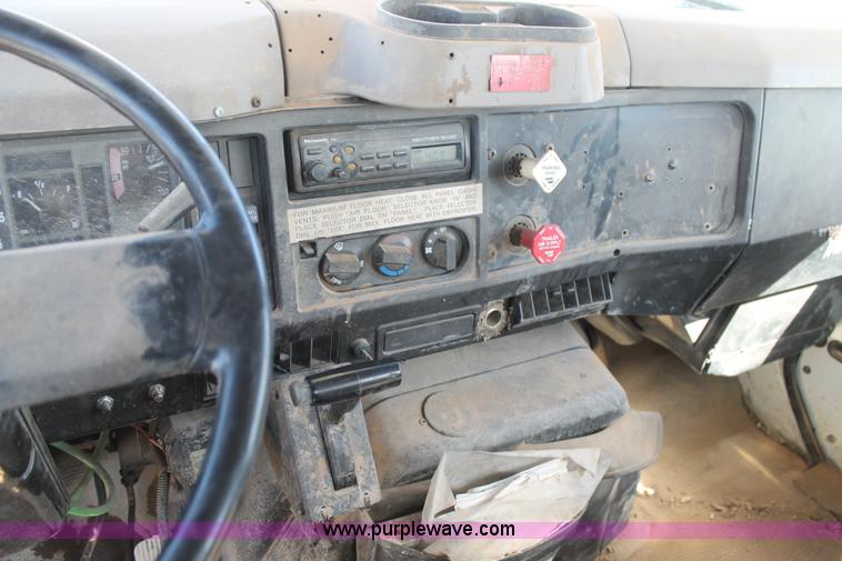 image for item L4266 2001 International 4700 bucket truck