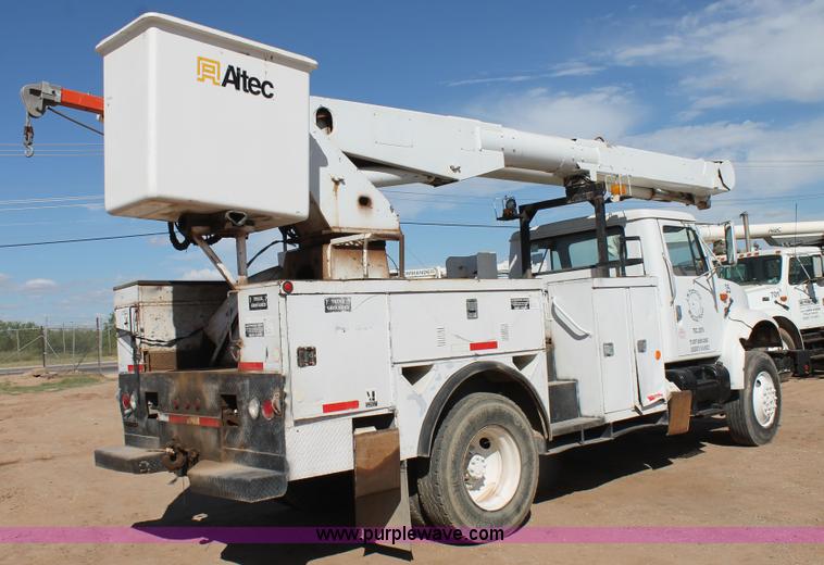 image for item L4267 1995 International 4800 bucket truck