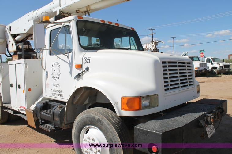 image for item L4267 1995 International 4800 bucket truck