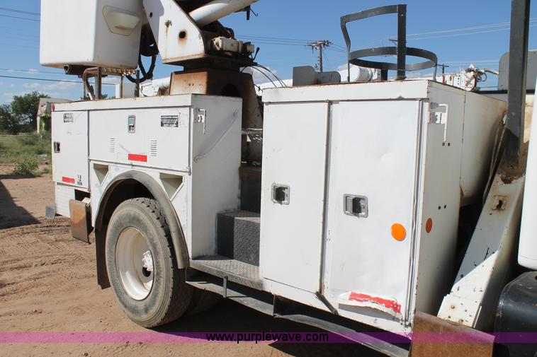 image for item L4267 1995 International 4800 bucket truck