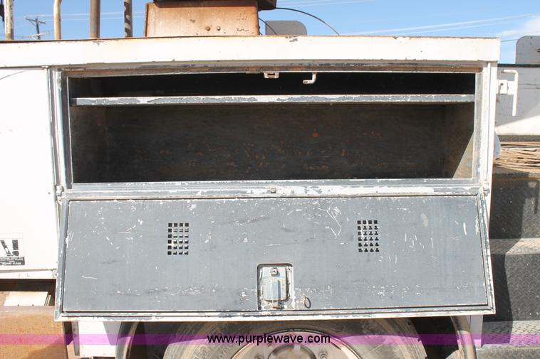 image for item L4267 1995 International 4800 bucket truck