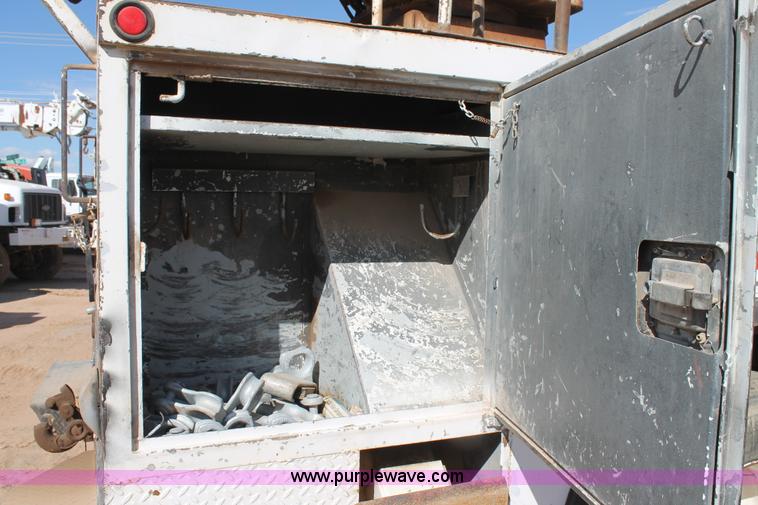 image for item L4267 1995 International 4800 bucket truck