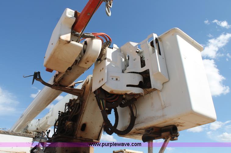 image for item L4267 1995 International 4800 bucket truck