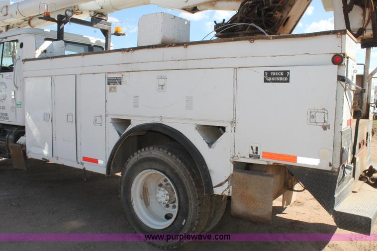 image for item L4267 1995 International 4800 bucket truck
