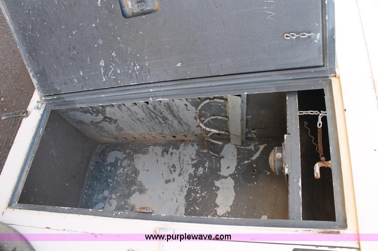 image for item L4267 1995 International 4800 bucket truck