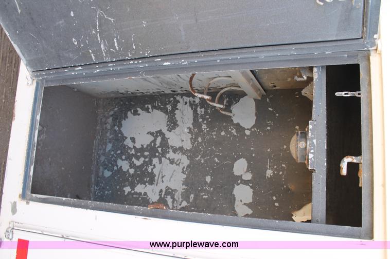 image for item L4267 1995 International 4800 bucket truck