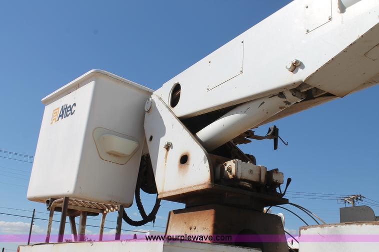 image for item L4267 1995 International 4800 bucket truck