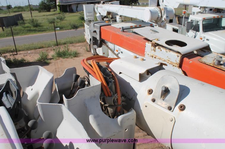 image for item L4267 1995 International 4800 bucket truck