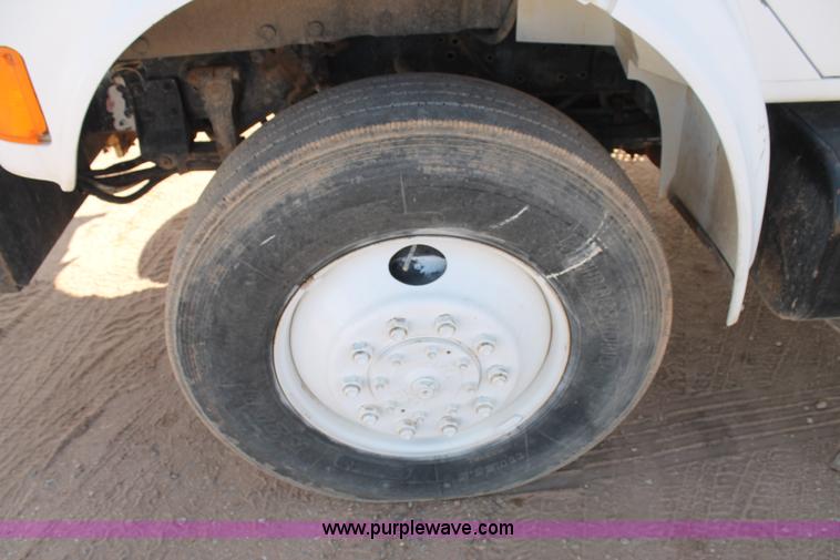 image for item L4267 1995 International 4800 bucket truck