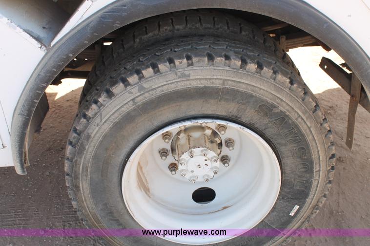 image for item L4267 1995 International 4800 bucket truck