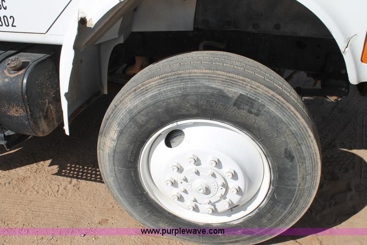 image for item L4267 1995 International 4800 bucket truck