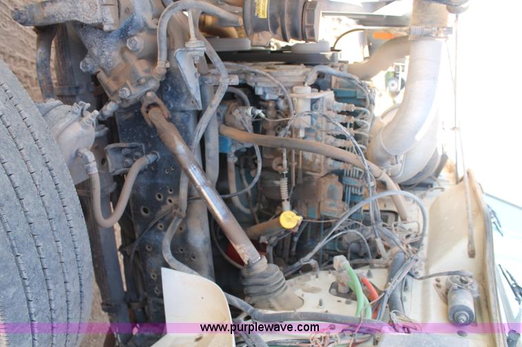 image for item L4267 1995 International 4800 bucket truck