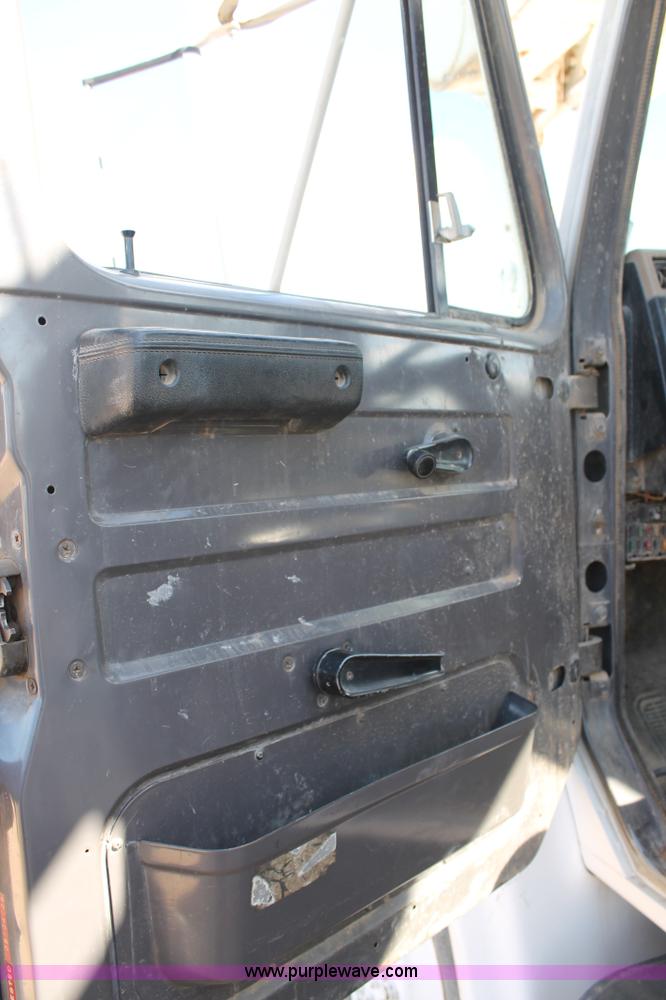 image for item L4267 1995 International 4800 bucket truck