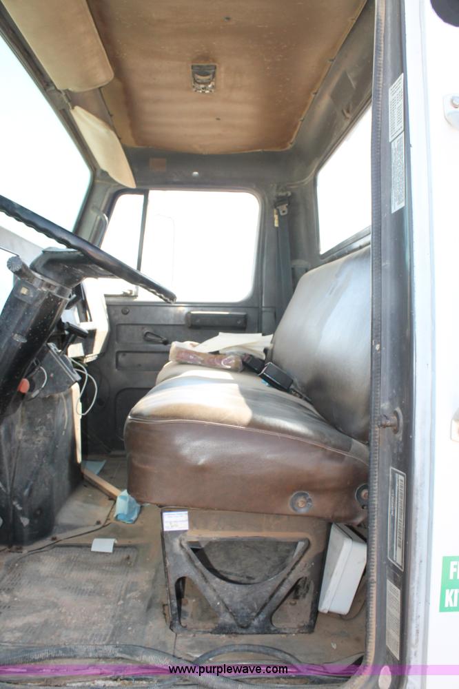 image for item L4267 1995 International 4800 bucket truck