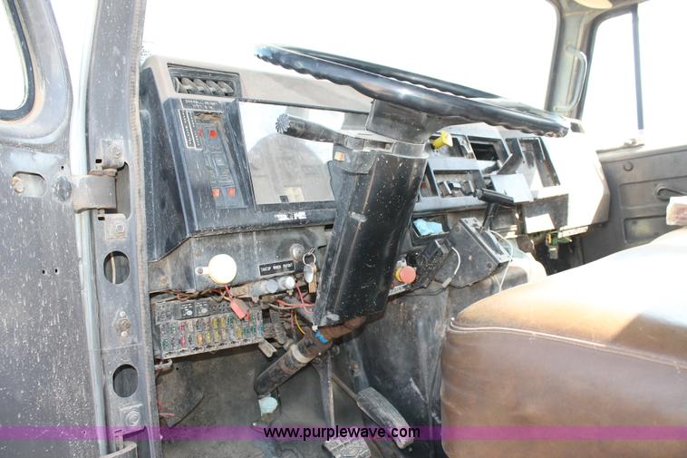 image for item L4267 1995 International 4800 bucket truck