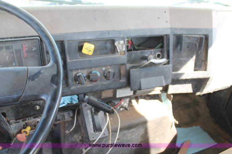 image for item L4267 1995 International 4800 bucket truck