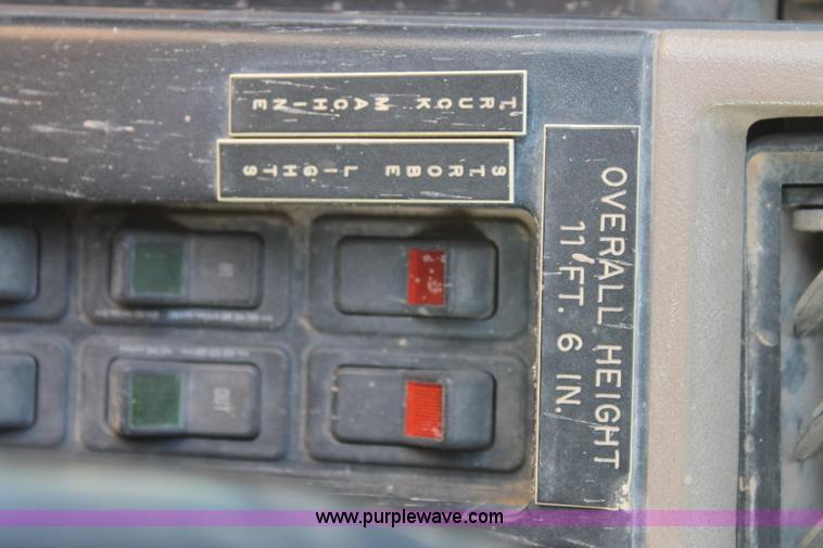 image for item L4267 1995 International 4800 bucket truck