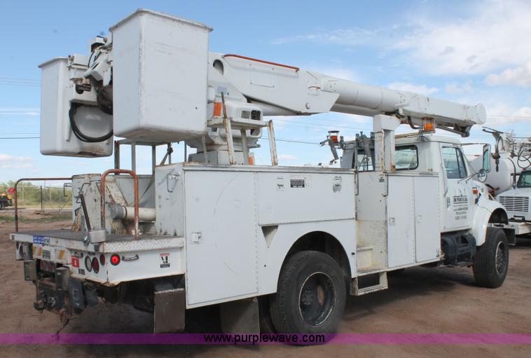 image for item L4268 2000 International 4800 bucket truck