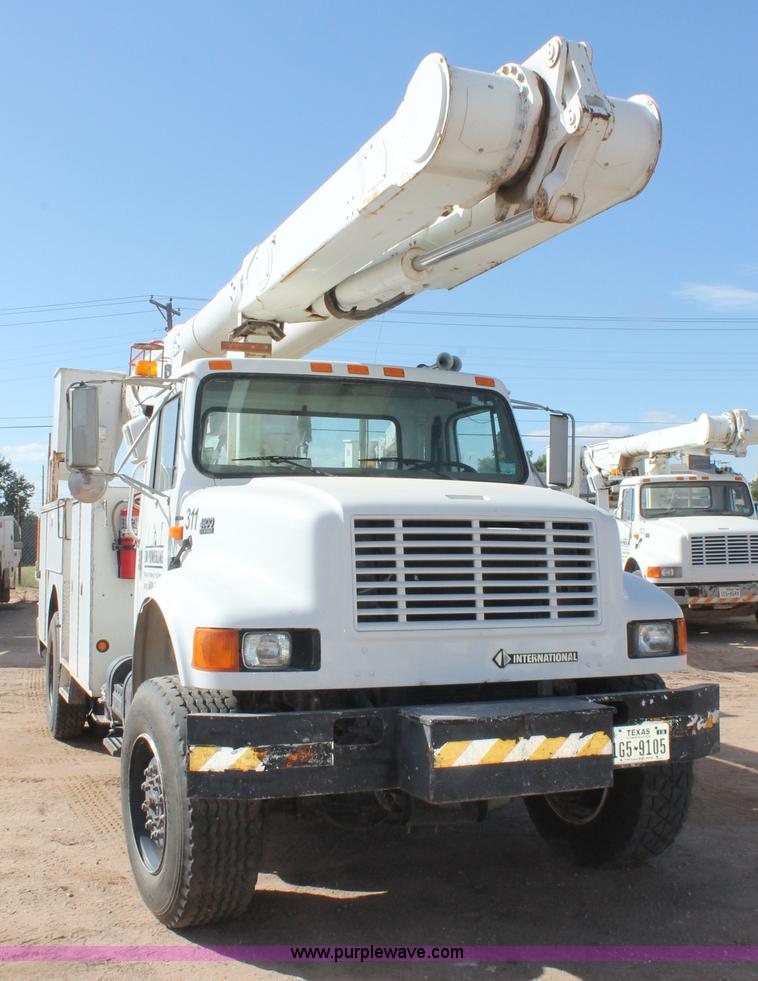 image for item L4268 2000 International 4800 bucket truck