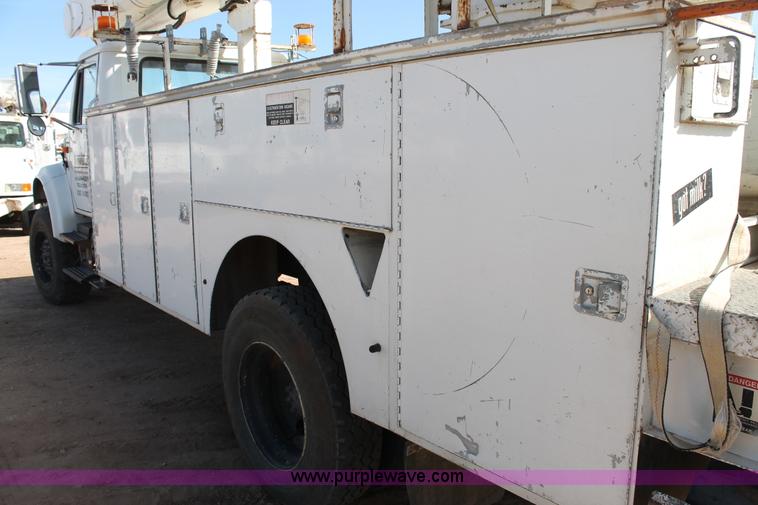 image for item L4268 2000 International 4800 bucket truck