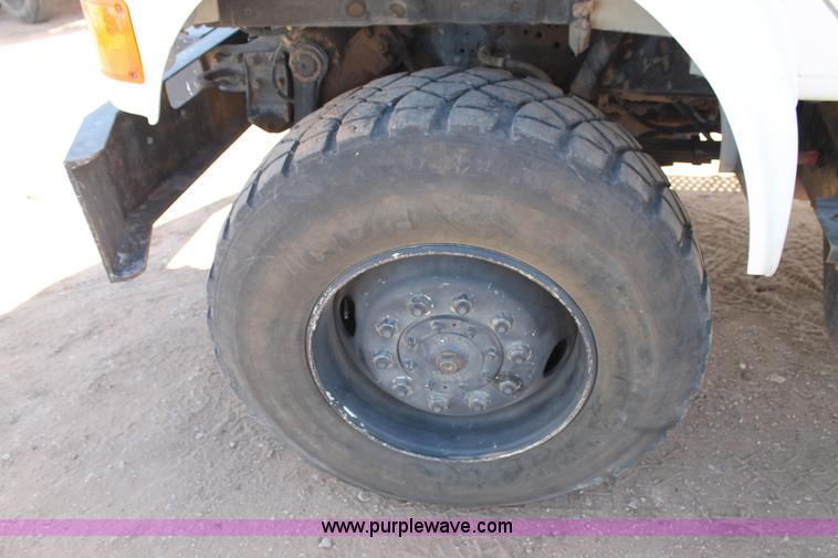 image for item L4268 2000 International 4800 bucket truck