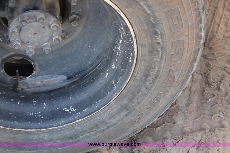 image for item L4268 2000 International 4800 bucket truck