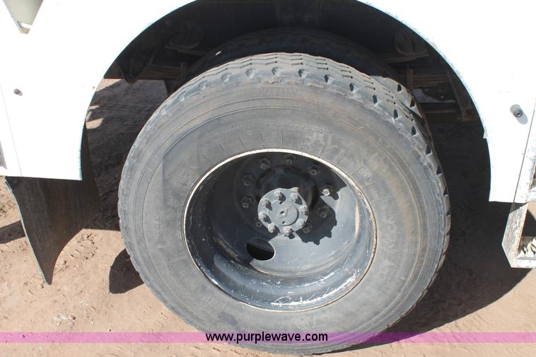 image for item L4268 2000 International 4800 bucket truck