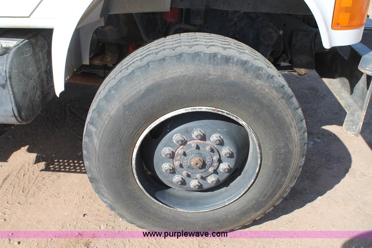 image for item L4268 2000 International 4800 bucket truck