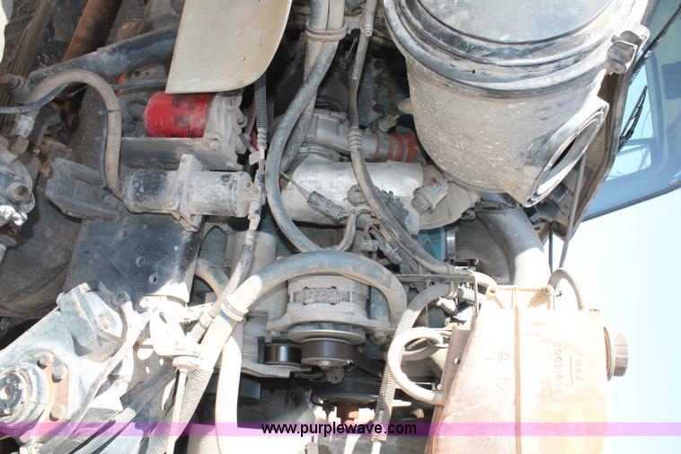 image for item L4268 2000 International 4800 bucket truck