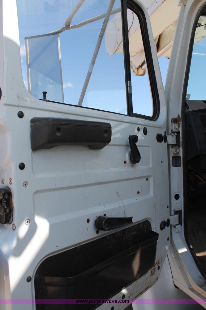 image for item L4268 2000 International 4800 bucket truck