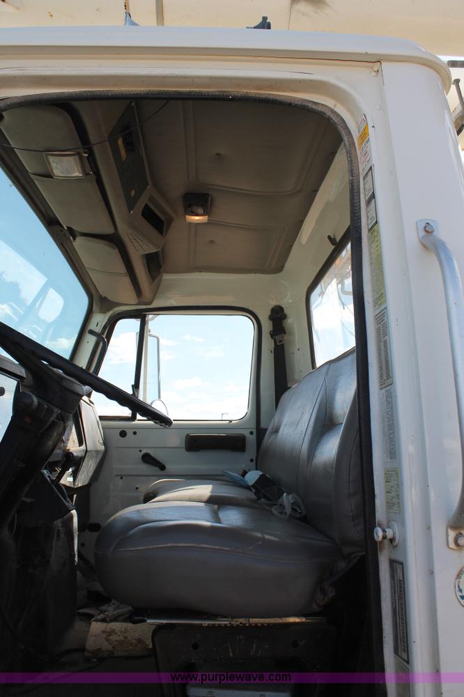 image for item L4268 2000 International 4800 bucket truck