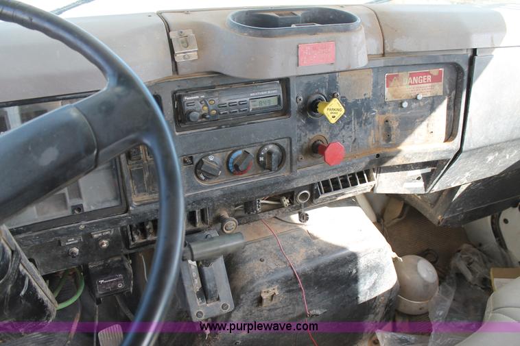 image for item L4268 2000 International 4800 bucket truck