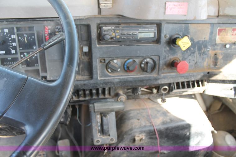 image for item L4268 2000 International 4800 bucket truck