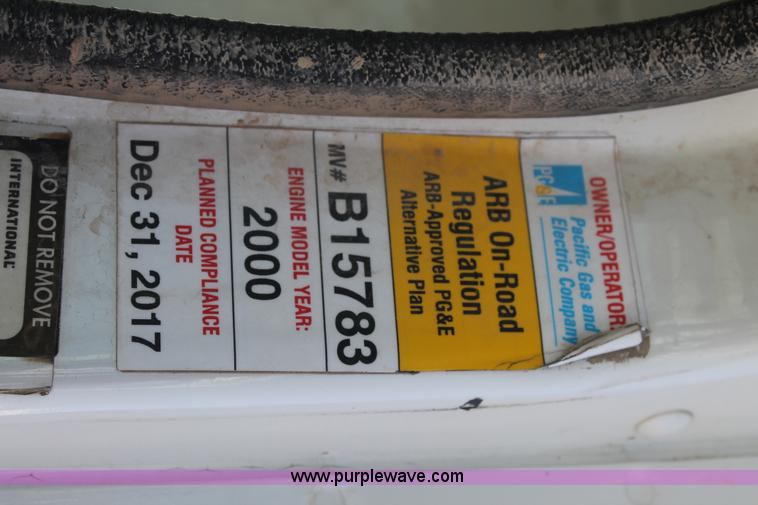 image for item L4268 2000 International 4800 bucket truck