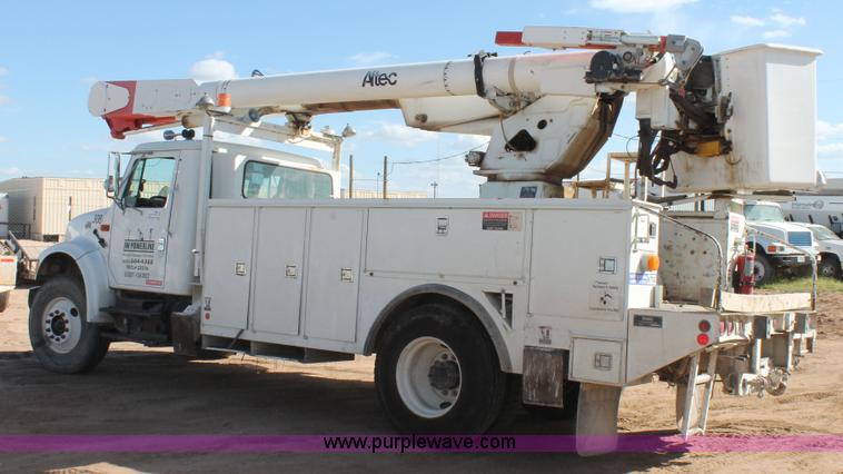 image for item L4269 2002 International 4900 bucket truck