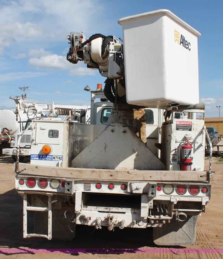 image for item L4269 2002 International 4900 bucket truck