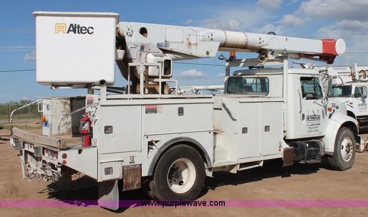 image for item L4269 2002 International 4900 bucket truck