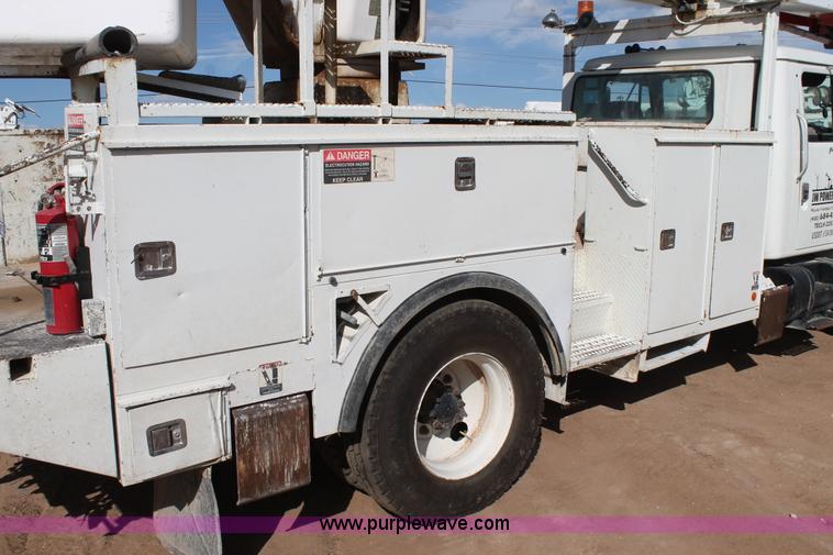 image for item L4269 2002 International 4900 bucket truck