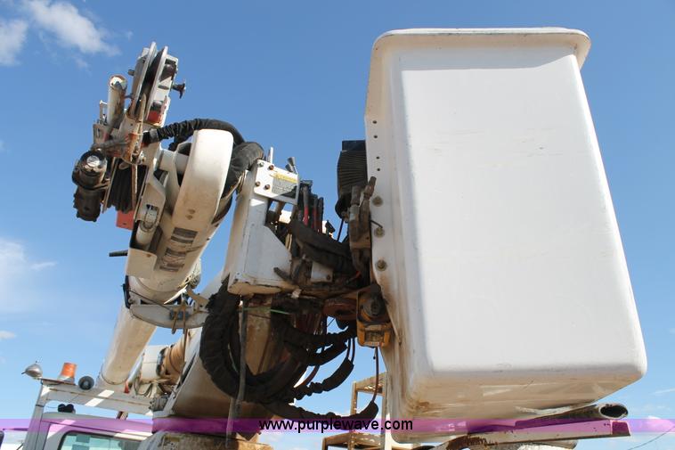 image for item L4269 2002 International 4900 bucket truck