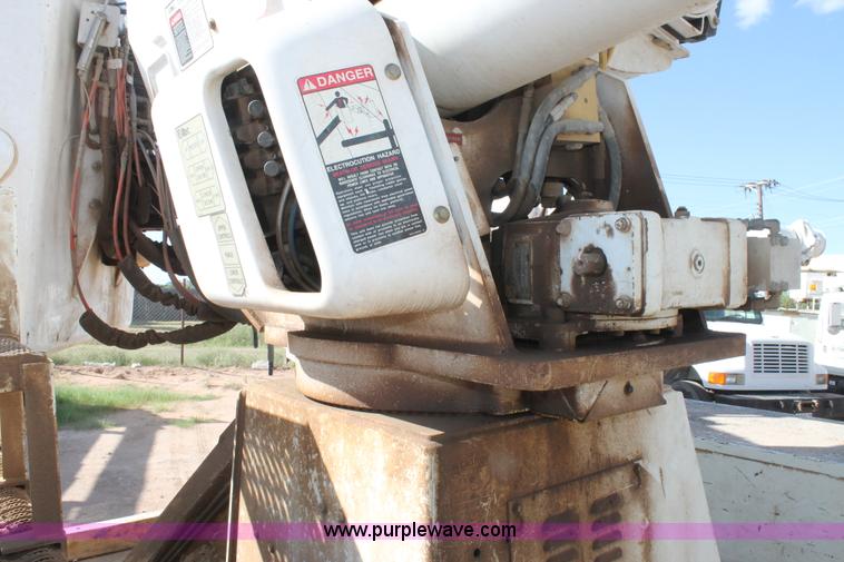 image for item L4269 2002 International 4900 bucket truck