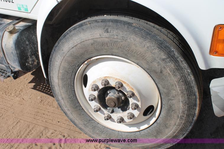 image for item L4269 2002 International 4900 bucket truck