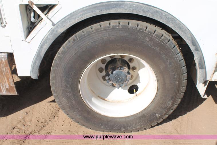 image for item L4269 2002 International 4900 bucket truck