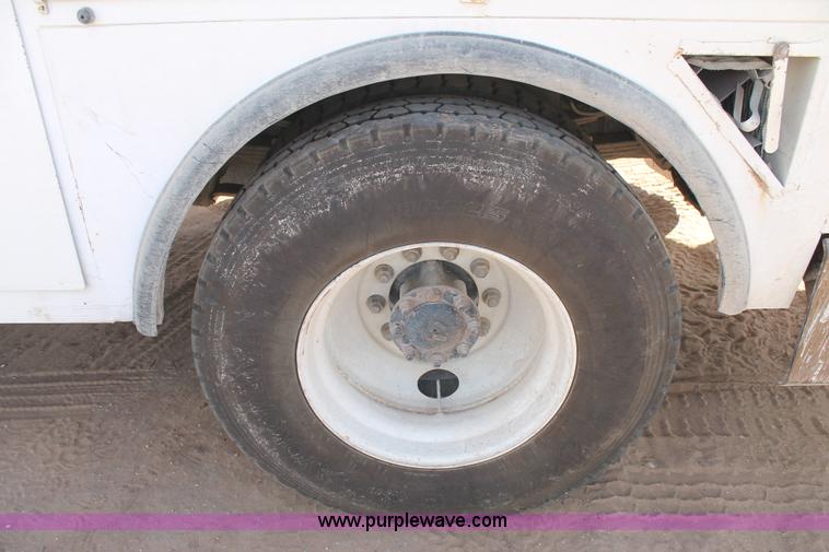 image for item L4269 2002 International 4900 bucket truck