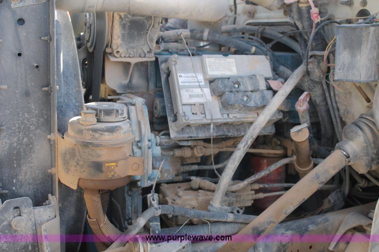 image for item L4269 2002 International 4900 bucket truck