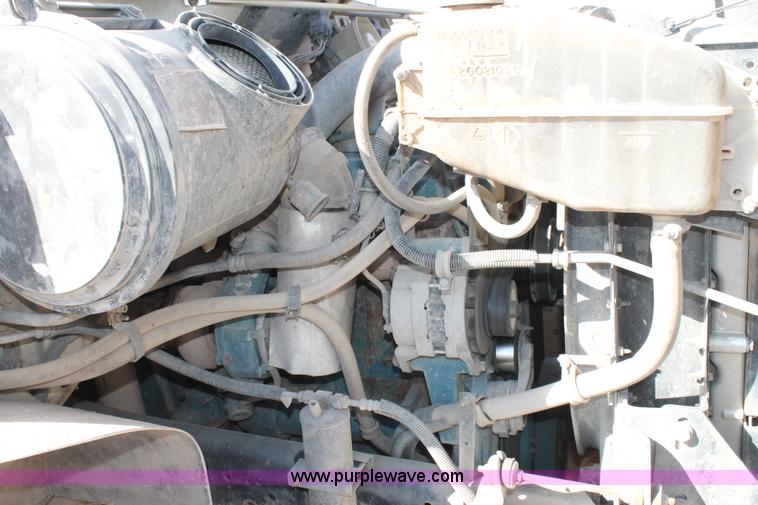 image for item L4269 2002 International 4900 bucket truck