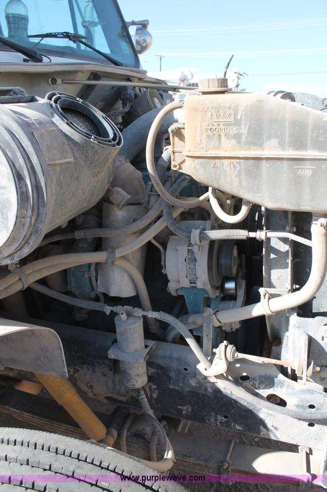 image for item L4269 2002 International 4900 bucket truck