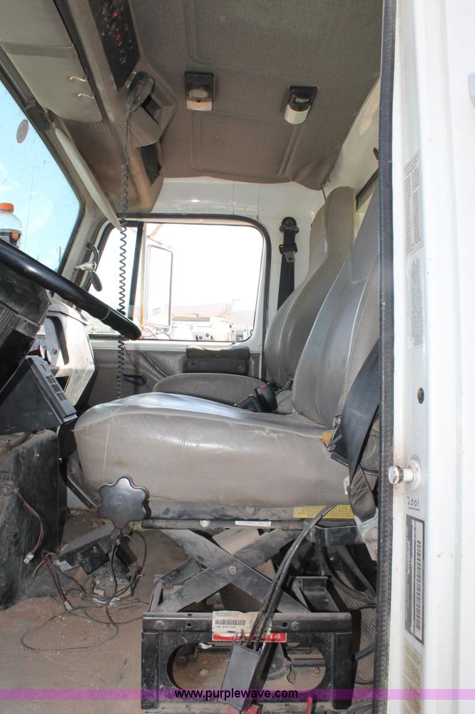 image for item L4269 2002 International 4900 bucket truck